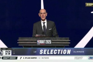 快船選中大齡中鋒！30順位尼德豪澤上前握手合影