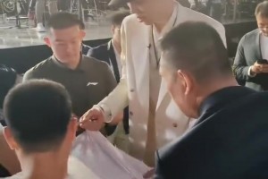 李寧贏麻了！楊瀚森被選中后在代言品牌T上簽名