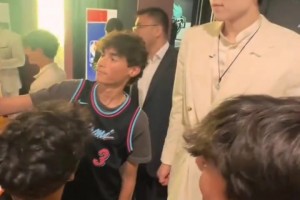 楊瀚森選秀后收獲第一批美國本土迷弟 小球迷們紛紛拿著手機(jī)合照