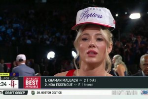 正面角度看看第9順位博伊爾斯的女朋友~