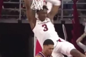 矮版范德彪？湖人36號(hào)秀阿杜-蒂耶羅迎著防守完成空接隔扣??