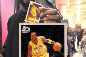 杜蘭特開(kāi)球星卡盲盒 最后一張抽出科比瞬間開(kāi)心：MVP??