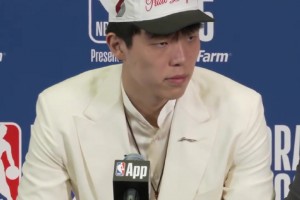 楊瀚森官方采訪：向男籃前輩們學(xué)習(xí) 開(kāi)拓者球壇來(lái)中國(guó)看我好多次