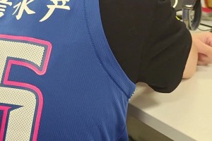 哭慘了！CBA青島的楊瀚森球迷看到楊瀚森被選中后喜極而泣