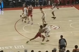 這爆發(fā)力可以??！湖人36號(hào)秀阿杜-蒂耶羅瞬間加速暴起隔扣??