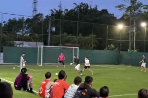 卡盧盧門前自擺烏龍，詹?。簺](méi)見過(guò)這么好的邊中配合??