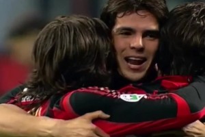 多么美得畫面！科斯塔庫塔傳中，卡卡勢大力沉的頭球破門！