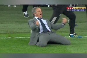 歐冠經(jīng)典！C羅讀秒絕殺，穆帥上演激情滑跪慶祝！