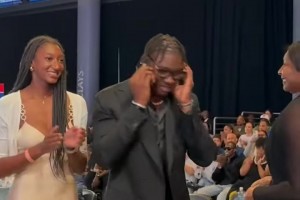 接到電話很開心啊~湖人36號(hào)秀阿杜-蒂耶羅被選中瞬間！