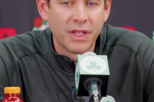 玩爽了！休賽期爆出的視頻中 第一次見哈登摸球