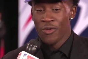 偶像勒布朗！76人探花埃奇庫(kù)姆：我從小靠發(fā)電機(jī)生活 媽媽很難