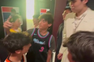 收獲一批小迷弟！外國小球迷爭相和16號秀楊瀚森合影留念??