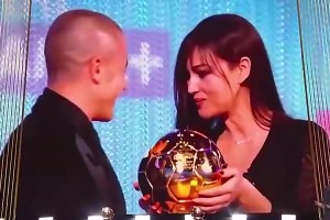 那一甩的風(fēng)情！地球之花給卡納瓦羅頒金球??