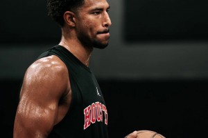 都是休斯頓來火箭吧！格萊姆斯穿著休斯頓大學(xué)的球衣訓(xùn)練~