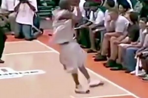 現(xiàn)在看不到了！06年AirUpThere玩出720度扣籃