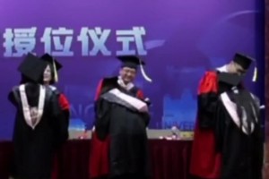 再現(xiàn)名場面??中甲球員嘗試彩虹過人無奈沒夾到