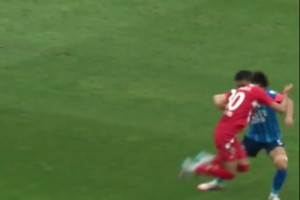 中甲延邊前鋒黃振飛試圖彩虹過人，結(jié)果球留在原地??