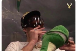 雄鹿人員巨變！字母哥在利拉德被裁后第一時(shí)間發(fā)推：我都不知道發(fā)生了啥？