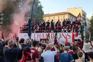 22年米蘭奪冠游行，伊布朝球迷喊話：給恰爾汗奧盧發(fā)個(gè)信息！