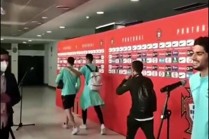 當(dāng)年C羅和若塔在通道時還有說有笑的，現(xiàn)在看到若塔離世真的會哭