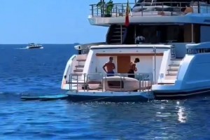 C羅前幾天在海上度假都被人拍到了，C羅還向路人打了招呼??