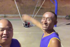 身高2米13，體重260斤的約基奇，在他哥哥面前，簡直有種小鳥依人的感覺