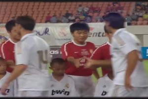 曾經(jīng)我們也有俱樂部和巔峰皇馬交手！如何評價這張照片的含金量？