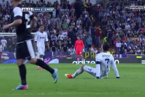 花足招式?。∫娺^球員坐在地上傳球嗎？C羅就做到了??