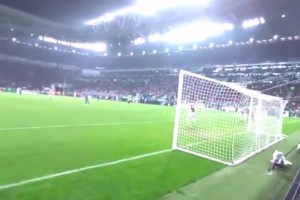 完美舒展的倒鉤動作！現(xiàn)場直拍當年C羅的史詩級倒鉤進球！