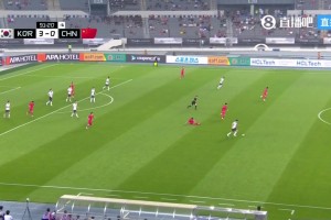 領(lǐng)先3球？國足補時反擊慢慢悠悠無人接應(yīng)跑位，韋世豪單帶被斷無奈攤手