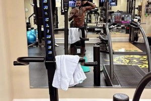 這是40歲的肌肉線條？真自律！詹姆斯曬休賽期最新訓(xùn)練動態(tài)~