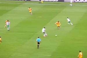 科特迪瓦球員當年用下體頂了頂C羅，C羅憤怒：QNM的??