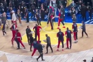 庫里好可憐！東契奇在籃下騙庫里聊天，隨后約基奇趁機(jī)隔扣庫里！