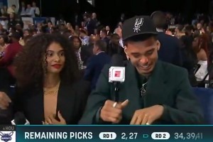 原地起飛空中躲閃還能扣！這哥們身體素質(zhì)是真離譜