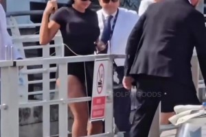 太嚇人了！喬治娜登游艇時遭蜜蜂偷襲??