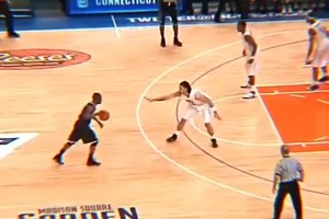 名場面??！肯巴-沃克NCAA超級后撤步晃倒對手命中絕殺