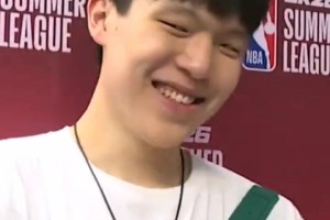 被問見到約基奇會(huì)怎樣？ 楊瀚森 ：“哥，能跟我合影和簽名嗎？”