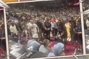 這就是超巨影響力！詹姆斯觀戰(zhàn)布朗尼，坐場邊被長槍短炮團(tuán)團(tuán)圍住