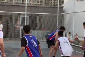 約基奇的哥哥也來看夏季聯(lián)賽了，非常強(qiáng)壯