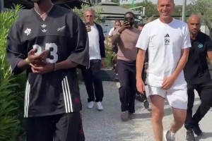 博格巴也是好起來了，能和齊達(dá)內(nèi)一起參加活動了，齊祖真低調(diào)??