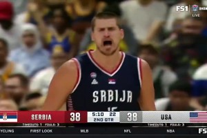 庫里此前在熱身賽連續(xù)打爆塞爾維亞外線，約基奇氣得砸球！