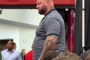 跟個堡壘似的！約基奇他哥就擱那一站 都夠嚇人的??