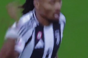 這球太騷了！尤文：他用最酷的方式，傳給一秒后的自己！