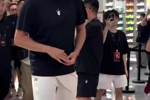 這塊頭真大啊??！約基奇中國行他哥哥也一同前來！