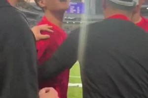 賽前被天津球迷問候家人后，韋世豪回應(yīng)：你下來，下來！