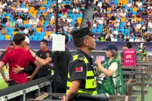 賽前被天津球迷看臺問候家人，韋世豪回應(yīng)：你下來，下來！