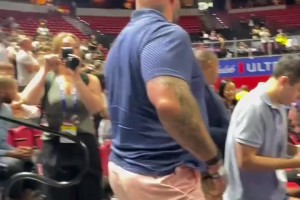 約基奇大哥看著唬人，其實也有溫柔的一面??