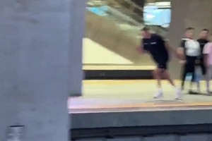 ??約老師和高鐵賽跑呢？！司機(jī)心里想這是哪個(gè)傻大個(gè)??