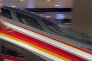 奔跑的五花肉！約基奇在高鐵站臺(tái)和高鐵“賽跑”??