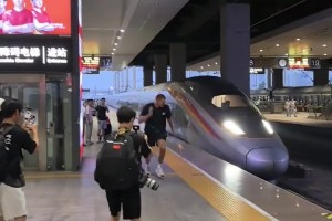 下快攻都沒(méi)跑這么快！約基奇第一次嘗試與高鐵“賽跑”??